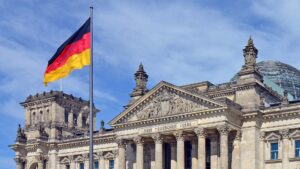 Reichstagsgebäude mit Deutschlandfahne